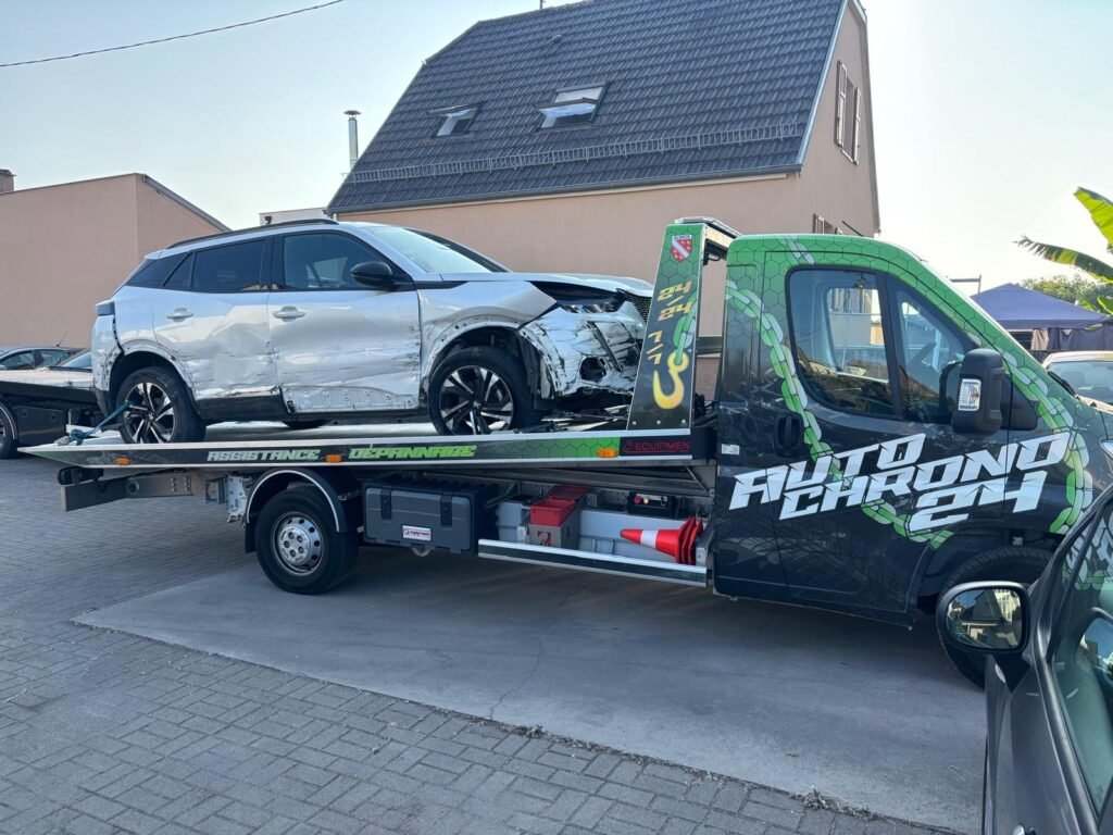 Épave automobile pour destruction sur dépanneuse