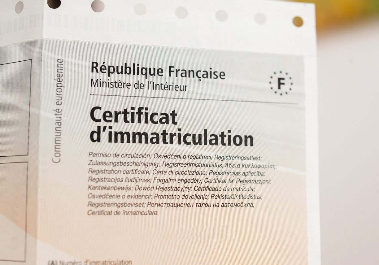 Faire enlever une voiture sans carte grise : c'est possible