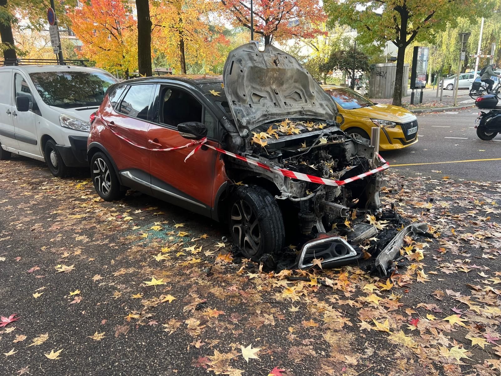 Voiture brûlée : la procédure d'enlèvement après sinistre, étape par étape Voiture brûlée : la procédure d'enlèvement après sinistre, étape par étape