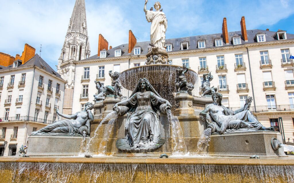 épave voiture à Nantes (44000)