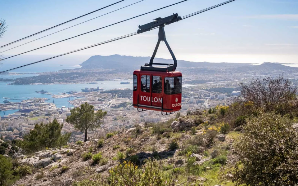 épave voiture à Toulon (83000)