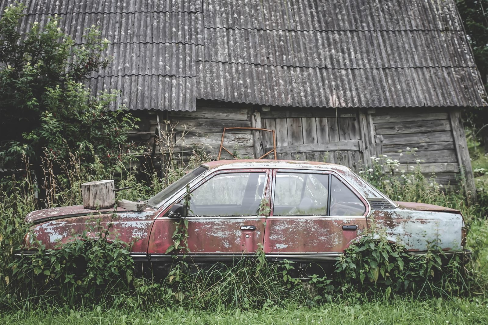 Épave sur votre terrain privé : vos droits et la procédure d'enlèvement complète Épave sur votre terrain privé : vos droits et la procédure d'enlèvement complète